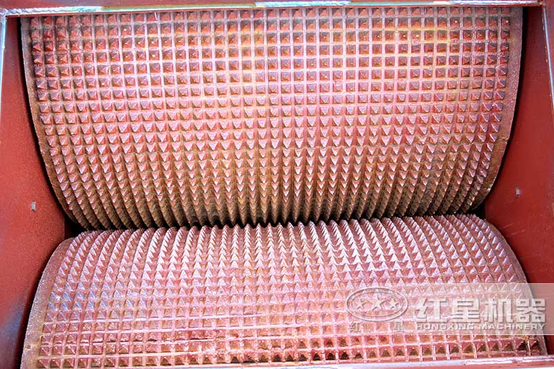 對輥破碎機(jī)輥皮耐用,幾乎沒有易損件 對輥破碎機(jī)輥皮耐用,幾乎沒有易損件