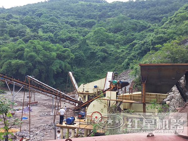 重錘式破碎機現(xiàn)場 重錘式破碎機現(xiàn)場